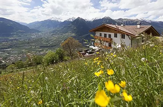 Zmailerhof mit Blick auf das Meraner Becken