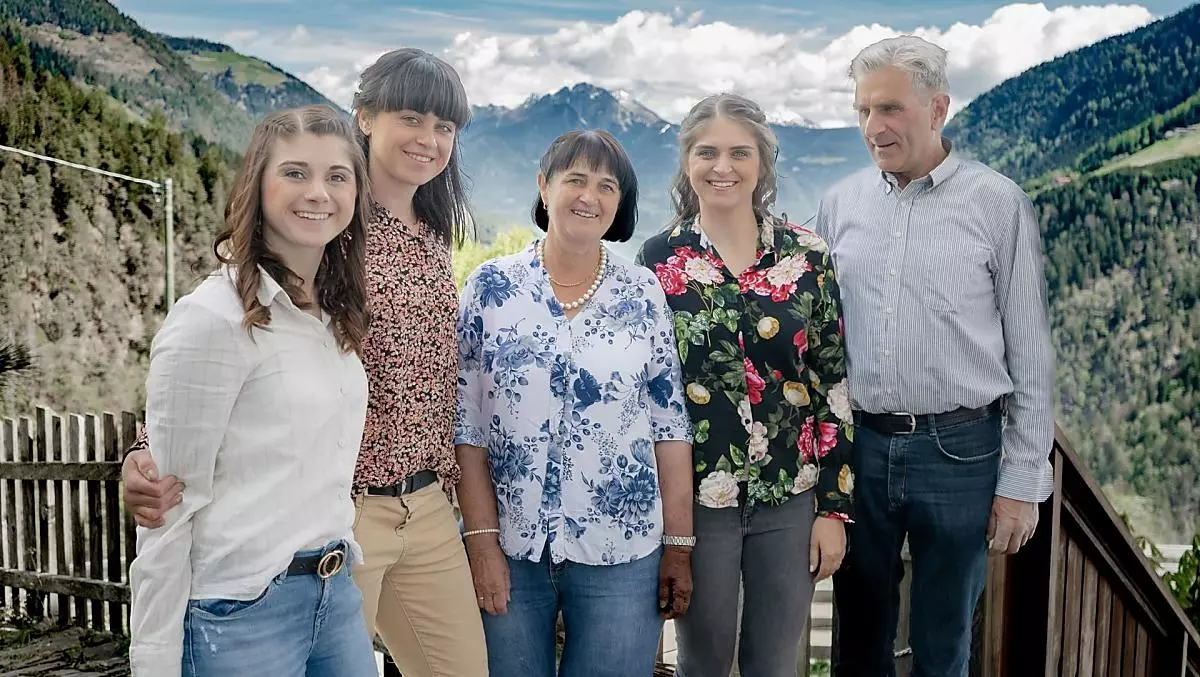 Siamo noi, la famiglia contadina e i padroni di casa. Da sinistra a destra Katharina, Veronika, la contadina Elisabeth, Barbara e il contadino Sepp.