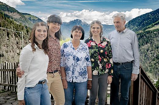 Siamo noi, la famiglia contadina e i padroni di casa. Da sinistra a destra Katharina, Veronika, la contadina Elisabeth, Barbara e il contadino Sepp.