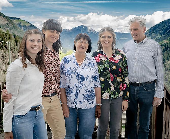 Siamo noi, la famiglia contadina e i padroni di casa. Da sinistra a destra Katharina, Veronika, la contadina Elisabeth, Barbara e il contadino Sepp.