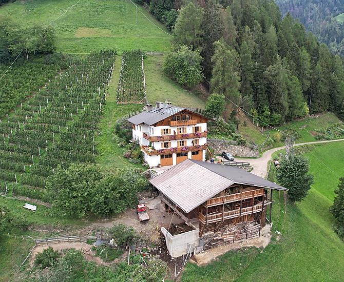 Il nostro maso di montagna, in mezzo al verde! Nella foto anche il nostro meleto.