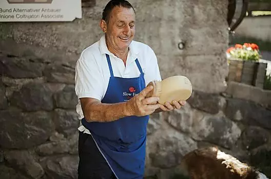 Il contadino Leo mentre produce il formaggio