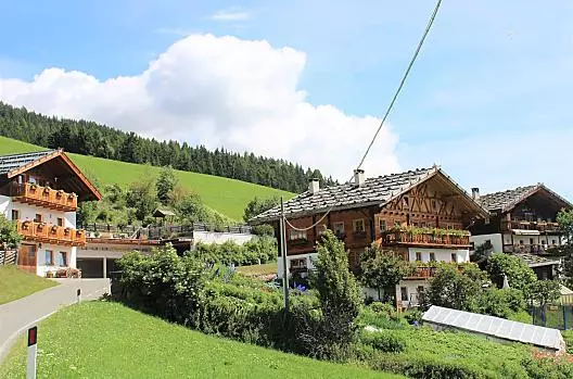Il nostro maso con casa per gli ospiti, garage e giardino.