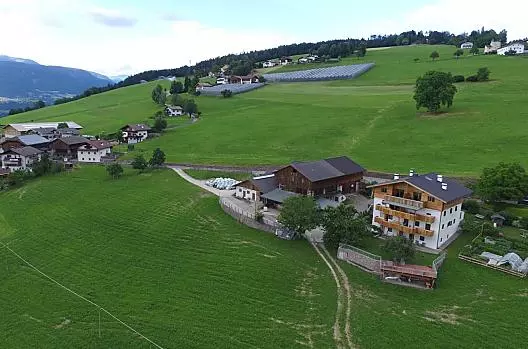 In estate il maso è molto attivo. I prati vengono falciati, il giardino viene lavorato. Non mancano le escursioni e le nuotate…