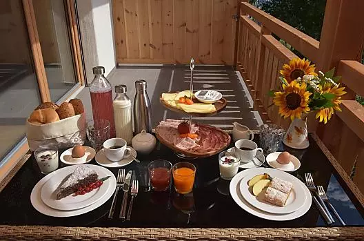 Siete invitati a fare colazione in pace e tranquillità sulla terrazza/balcone mentre vi godete il panorama.