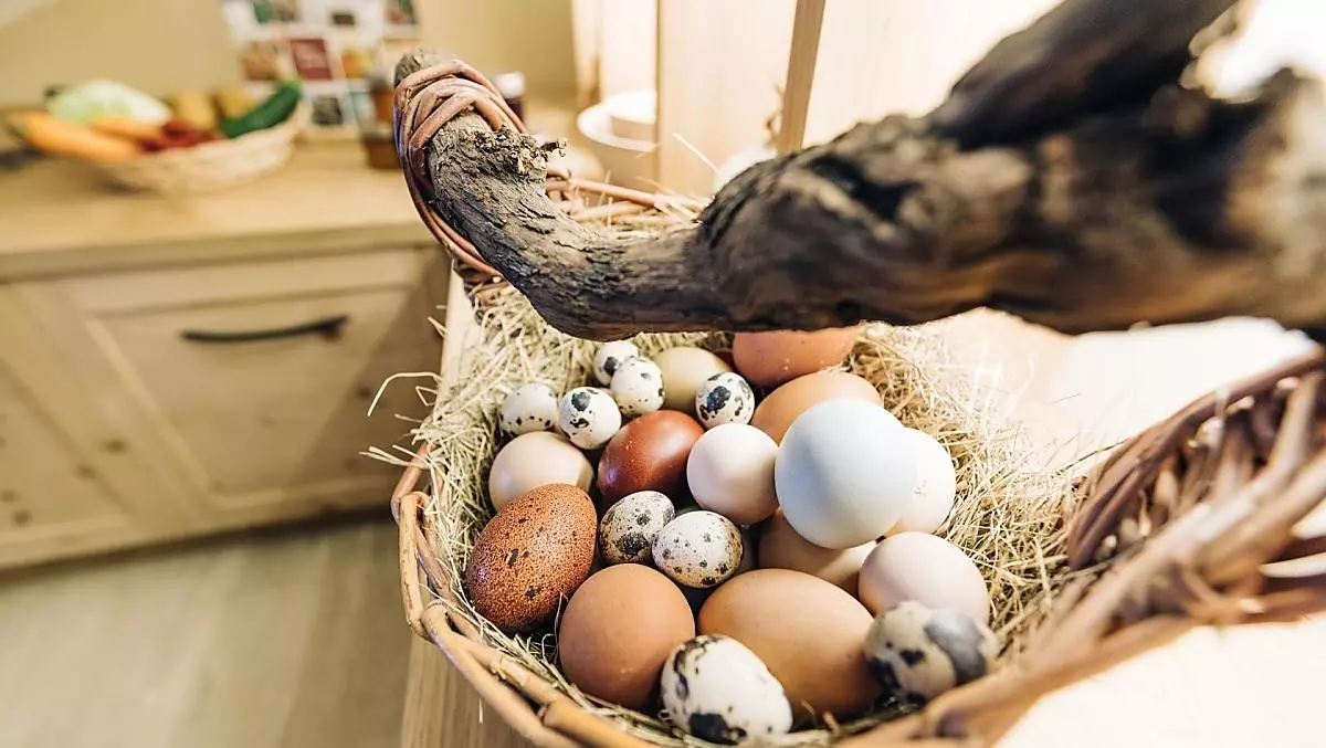 Uova di gallina e uova di quaglia