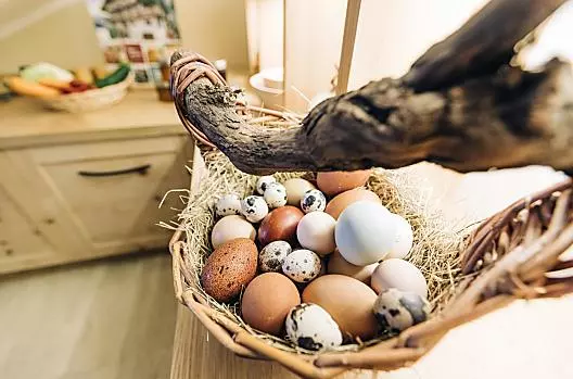 Uova di gallina e uova di quaglia