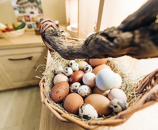 Uova di gallina e uova di quaglia