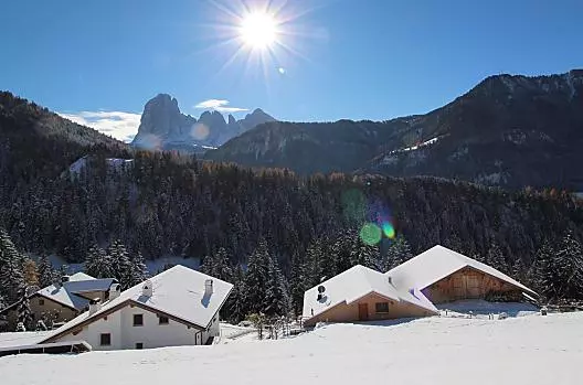 Il nostro maso con fienile, casa vacanze e agriturismo e una splendida vista sulle Dolomiti.