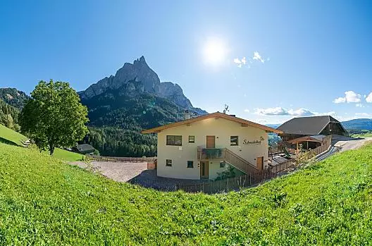 La casa, di nuova costruzione nel 2020, ha ricevuto il certificato climatico CasaClima A grazie ai materiali ecocompatibili e alla costruzione di alta qualità.