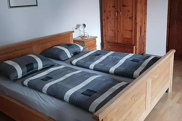 Beide Schlafzimmer verfügen über ein Doppelbett und ein Einzelbett.