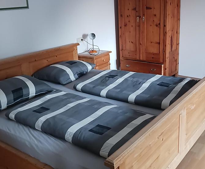 Beide Schlafzimmer verfügen über ein Doppelbett und ein Einzelbett.