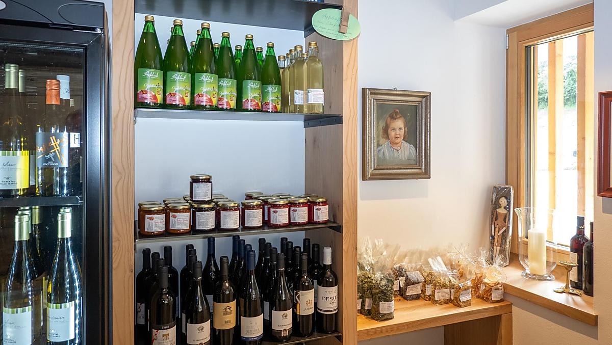 Bottega del maso con succo di mela della nostra cantina, pomodori conservati, sciroppi, erbe essiccate, tisane alle erbe, vini pregiati.