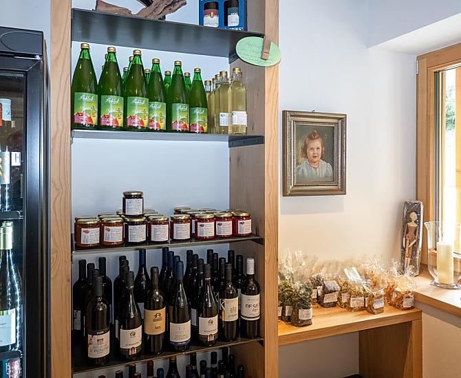 Bottega del maso con succo di mela della nostra cantina, pomodori conservati, sciroppi, erbe essiccate, tisane alle erbe, vini pregiati.
