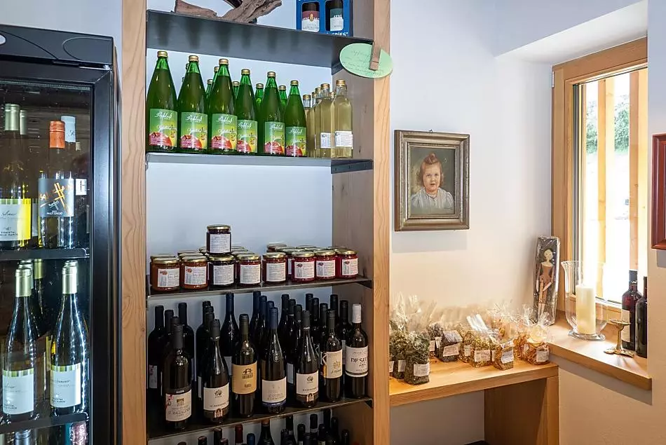 Bottega del maso con succo di mela della nostra cantina, pomodori conservati, sciroppi, erbe essiccate, tisane alle erbe, vini pregiati.