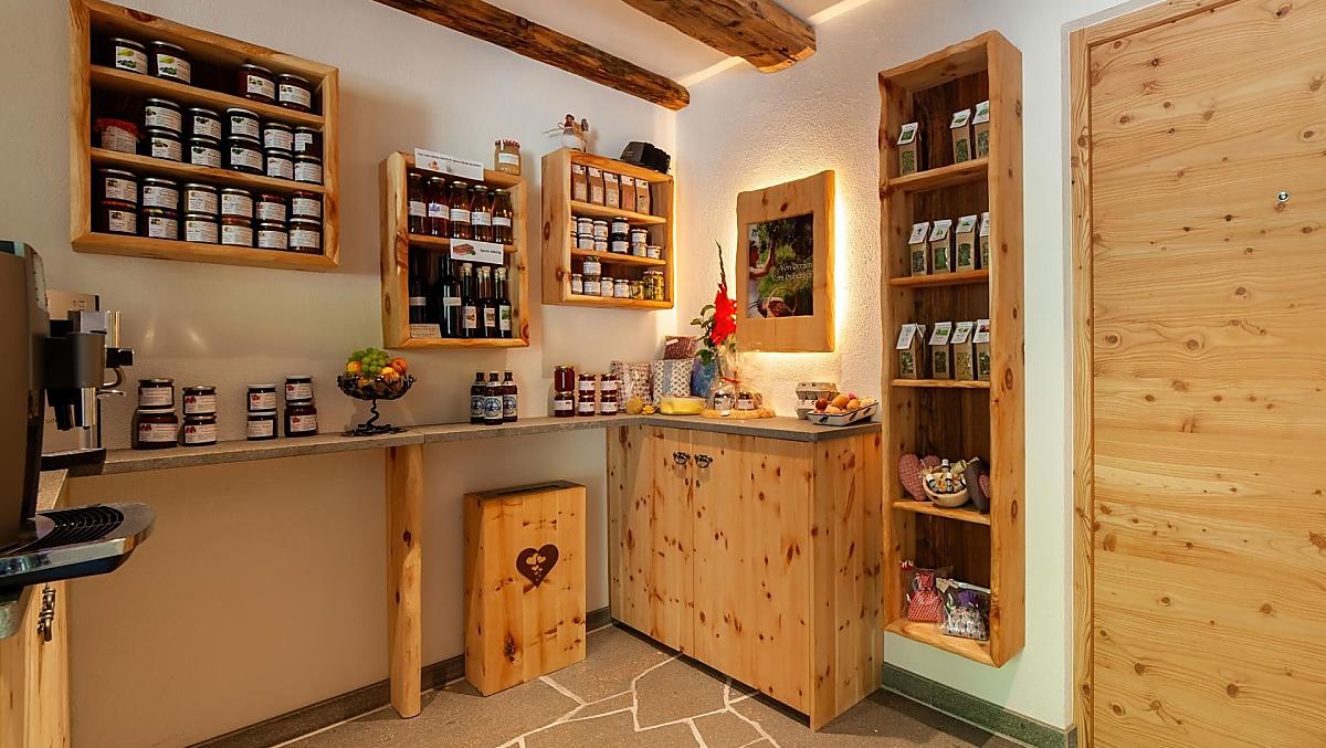 Bottega del maso con i nostri prodotti: speck, uova, sciroppo, marmellate, succhi, miele, candele, spezie, noci e frutta essiccata…