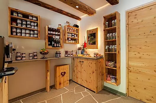 Bottega del maso con i nostri prodotti: speck, uova, sciroppo, marmellate, succhi, miele, candele, spezie, noci e frutta essiccata…