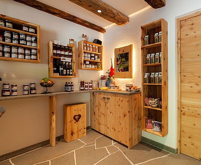 Bottega del maso con i nostri prodotti: speck, uova, sciroppo, marmellate, succhi, miele, candele, spezie, noci e frutta essiccata…