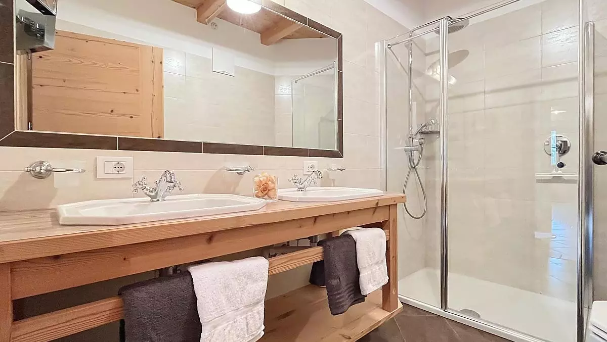 Il bagno dell'appartamento Enzian