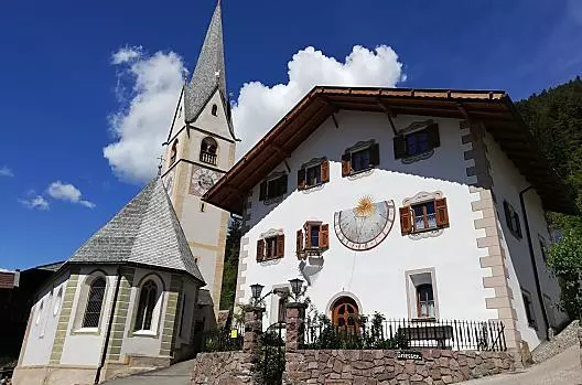 "Il nostro maso con la chiesa di San Nicolò nel centro del borgo di Tesimo
