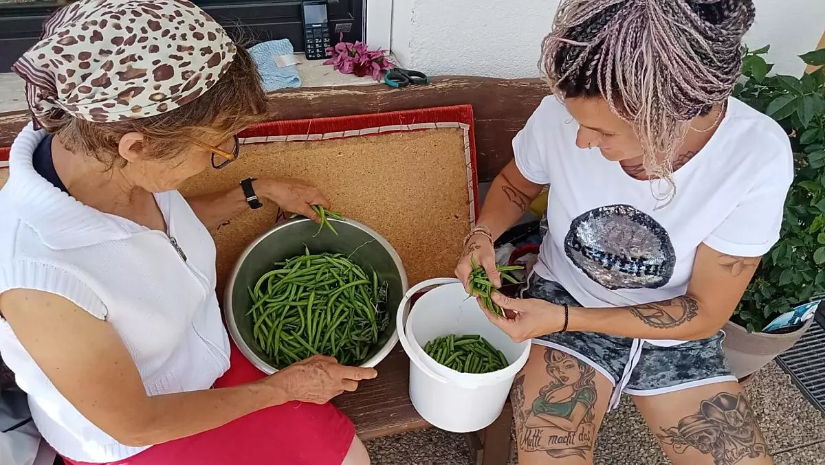 Nonna Cilli e la contadina Eva mentre puliscono i fagioli