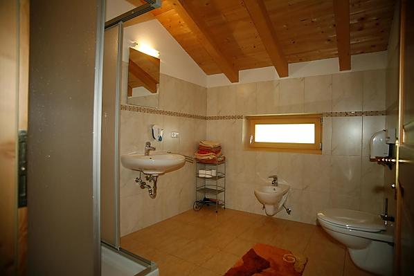 Das Badezimmer mit Fußbodenheizung, Fenster, Handtuchtrockner.