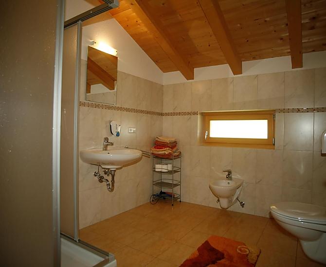 Das Badezimmer mit Fußbodenheizung, Fenster, Handtuchtrockner.
