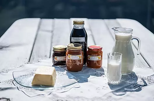 Marmellata fatta in casa, burro e latte dal maso