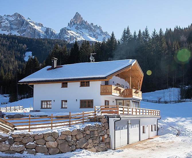 Il maso in inverno, con il Latemar sullo sfondo.