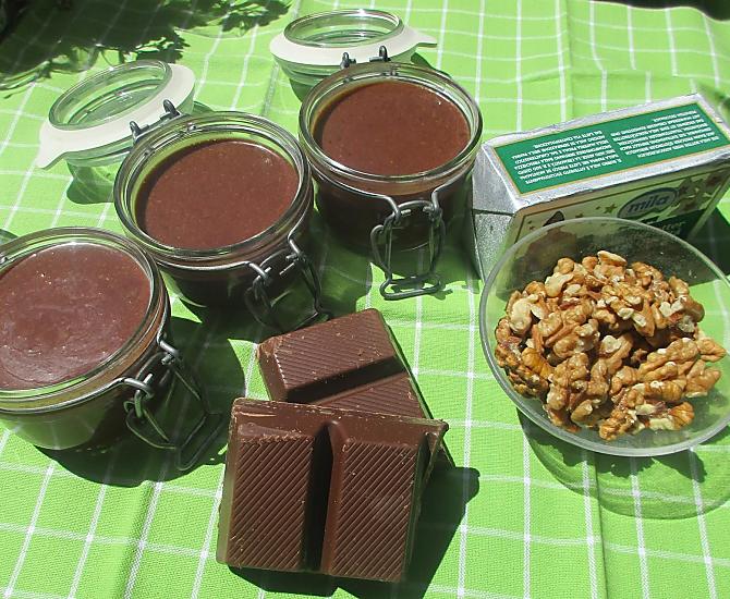 Crema di cioccolato spalmabile fatta in casa con burro, noci e latte del nostro maso