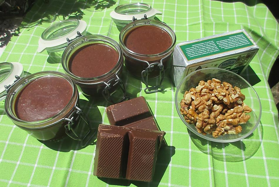 Crema di cioccolato spalmabile fatta in casa con burro, noci e latte del nostro maso