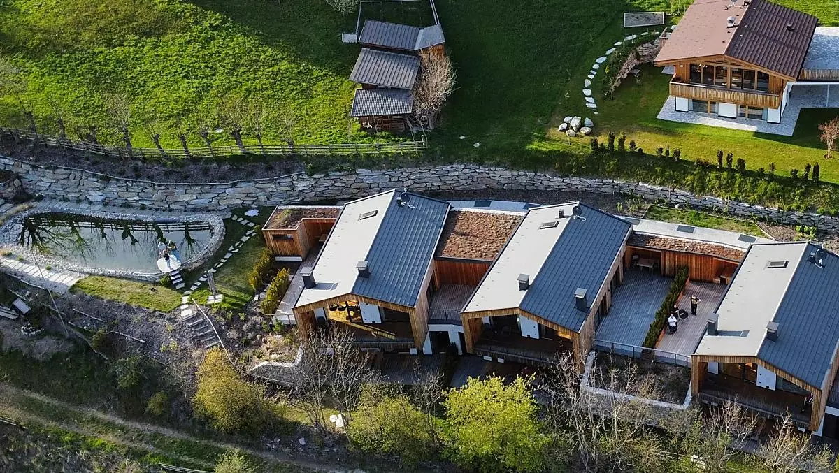 I nostri tre chalet naturali con il laghetto naturale per la balneazione