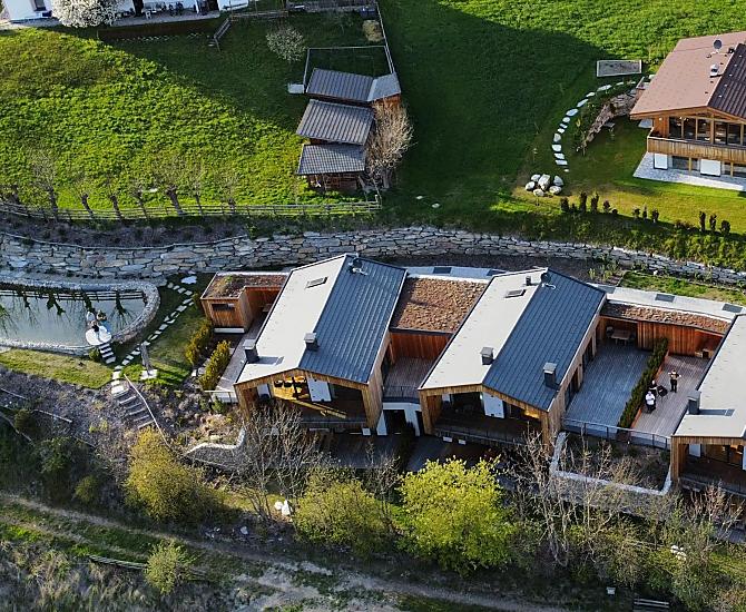 I nostri tre chalet naturali con il laghetto naturale per la balneazione