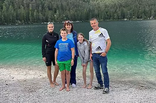 Vi presentiamo la nostra famiglia, i Greiter-Kofler: Annalena, Janik, Angelika, Janina e Konrad (da sinistra a destra).
