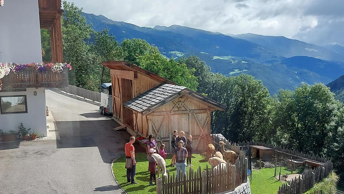Il nostro punto di partenza per le escursioni con gli alpaca. Escursioni con gli alpaca sono disponibili nel nostro maso da luglio a ottobre, solo su prenotazione.
