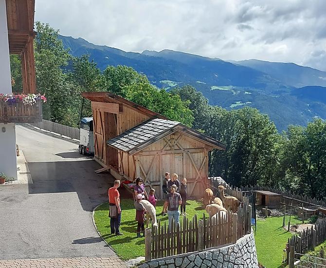Il nostro punto di partenza per le escursioni con gli alpaca. Escursioni con gli alpaca sono disponibili nel nostro maso da luglio a ottobre, solo su prenotazione.