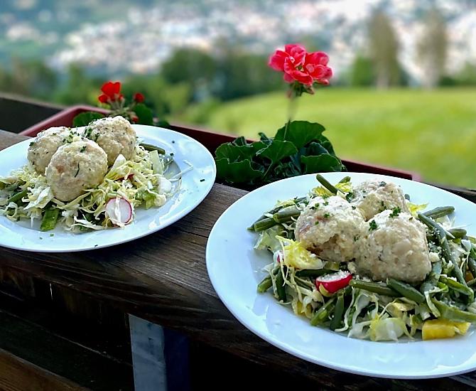 Canederli al formaggio su letto di insalata mista