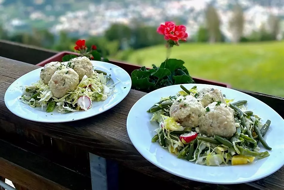Canederli al formaggio su letto di insalata mista