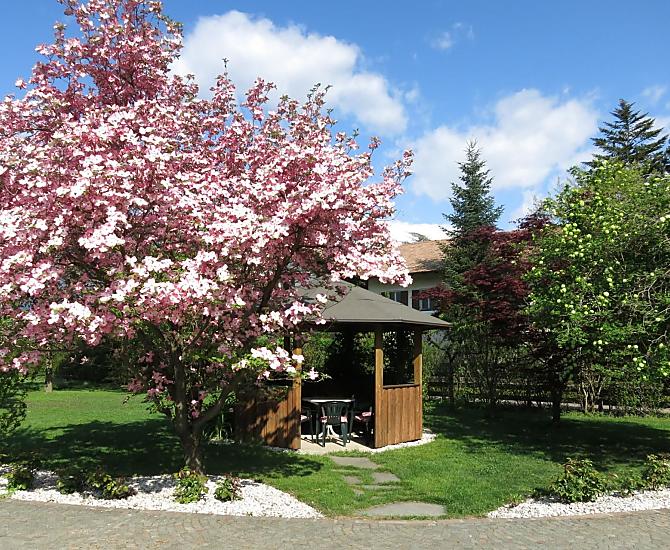 La nostra casetta da giardino è un luogo di incontro molto apprezzato. Soprattutto d'estate, è il posto ideale per concludere la giornata in tutta tranquillità.
