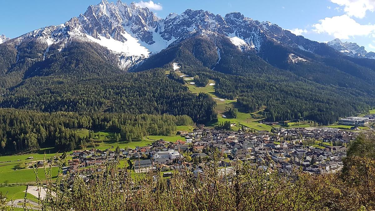 Le cime delle montagne ancora innevate, mentre la primavera si risveglia.