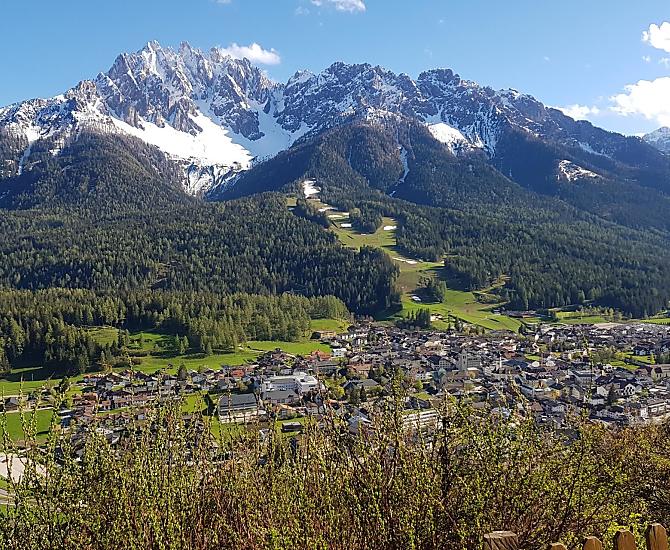 Le cime delle montagne ancora innevate, mentre la primavera si risveglia.