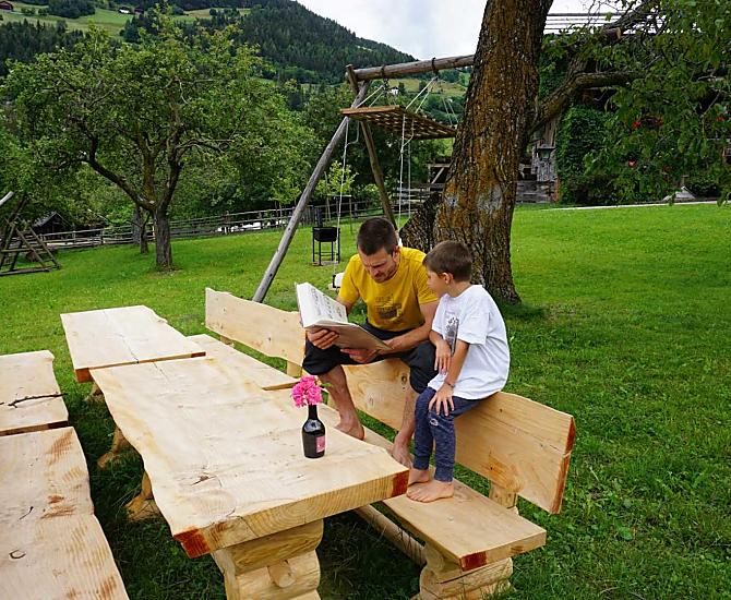 Set da tavola e attrezzature per il barbecue sotto il grande albero di noce