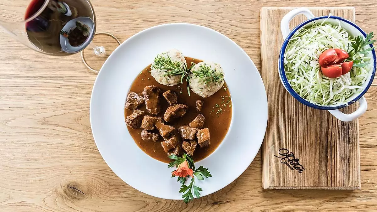 Gulasch di manzo del nostro maso, accompagnato da canederli allo speck e insalata di crauti