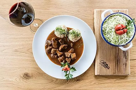 Gulasch di manzo del nostro maso, accompagnato da canederli allo speck e insalata di crauti