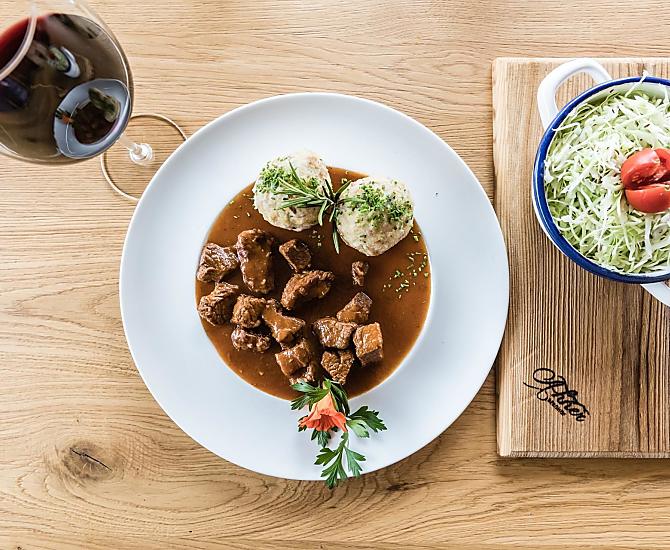 Gulasch di manzo del nostro maso, accompagnato da canederli allo speck e insalata di crauti