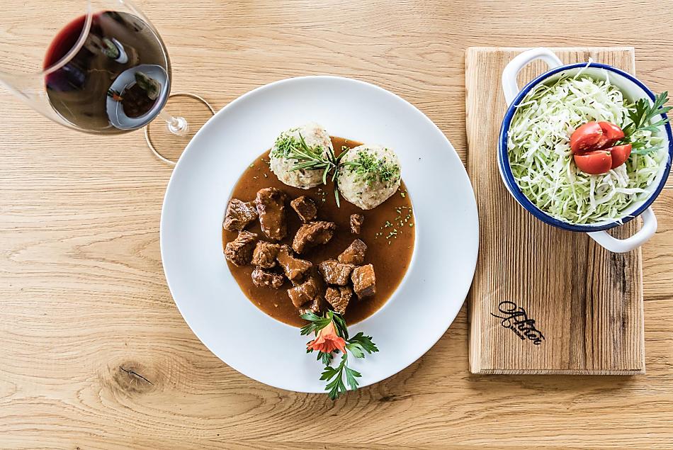 Gulasch di manzo del nostro maso, accompagnato da canederli allo speck e insalata di crauti