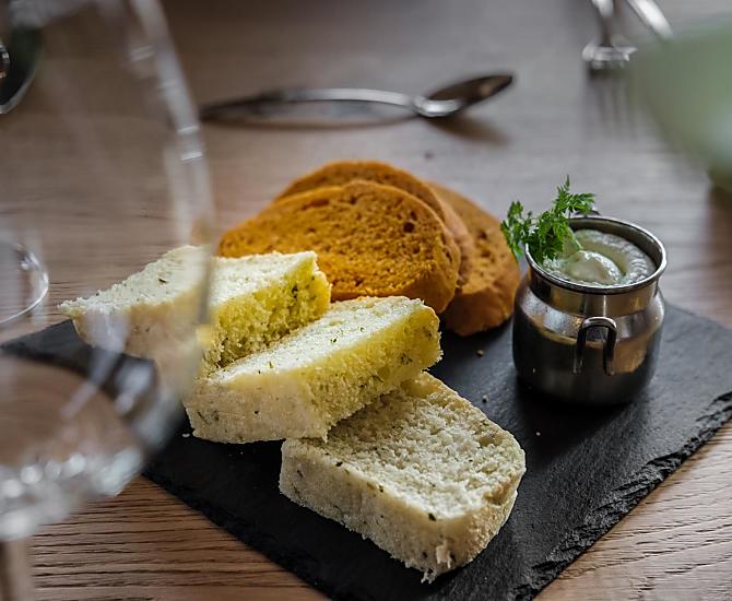 Pane fatto in casa con spalmabile di formaggio fresco