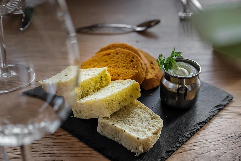 Pane fatto in casa con spalmabile di formaggio fresco