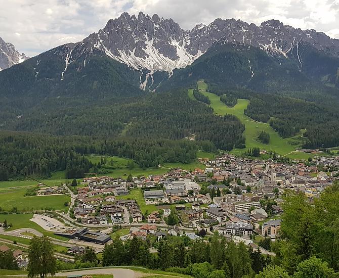 Estate, sole e relax sul balcone con splendida vista sulla valle e sul monte Haunold.