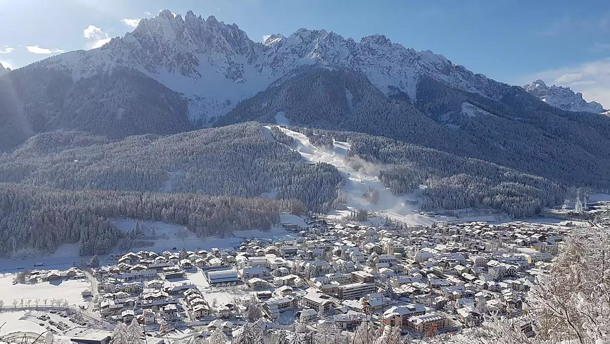 Vista sulla valle con paesaggio innevato